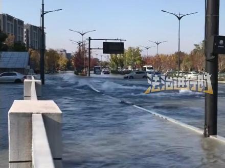 杭州天目山路“水漫金山”,地下供水主管道漏水导致,现场积水已基本消除,居民用水已恢复,后续会对受损路面进行修复,制定空洞修复方案(杉)