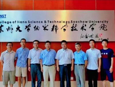 这所学校坐落于江苏省苏州市,因为处于沿海城市,那里的环境较好,学校所得到的教育资源也很好,在地理位置上面就很不错。
苏州大学纳米科学技术学院的“生物学专业”属于王牌专业,一直都是分成两个学院在招生,一个是临床医学院,另外一个是纳米学院。
因为学习的专业比较冷门,很多学生都不是太过于了解,所以说每年报考这所学校的学生是很少的。因为这两年很多人都觉得“生化环材”属于天坑专业,而生物学专业则是又占据其中两个,所以说大部分的学生不愿意报考也是因为怕未来不好就业。但其实不然,纳米技术在国外是很成熟的,而且这些年很吃香,不管是国内还是国外都是急需这方面的人才。现在很多一线城市都会有“人才引进”政策,如果说毕业生的能力强,成绩优秀的话,就可以得到机会留在本地安家落户。据悉在苏州有一个专门生产纳米材料的地方,这所学校毕业的学生多数都到那里工作,薪资和福利待遇都是极好的。学生可以考虑张雪峰老师推荐的这所学校,毕竟他的话还是很值得参考的,有着考研名师之称,考生可以提前了解一下这所学校,如果说你对未来没有打算的话,不如选择这个专业,发展会更好。
可以闭着眼睛报考的学校,你听说过吗?欢迎留言评论!#张雪峰 #一切为了孩子 #家长必读