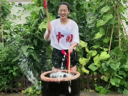 当今社会流行,女子当自强!我们女同胞们越来越能吃苦了!一首水鼓舞,《女子当自强》送给我们女性朋友们!#谁说女子不如男 #女子当自强