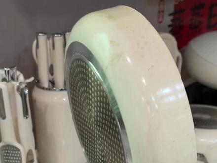 逼自己学习自己实测,原来不粘锅要这么洗才对,别再干烧,别在冷水猛冲,加加水加热再清洁,去油快还不伤涂层,简单一招锅干净,人省心,用的久!#厨具保养 #厨房好物分享 #厨房好物 #不粘锅清洗 #去油污