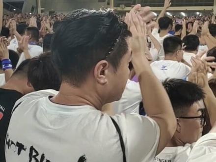 今天给北看台的散客朋友点一个大大的赞,希望大家下场继续保持参与进来,这是我们的主场我们一起并肩战斗#天津津门虎 #足球的魅力远远超过你的想象