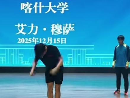 喀什大学学子训练跳绳 一周五练 每周十五小时,一分钟188次 打破双摇跳绳世界吉尼斯纪录#新疆#大学生 #世界吉尼斯纪录挑战 感谢@训练来杯冰可乐