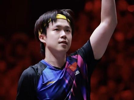 #热点小助手 王楚钦4:1逆转勒布伦!强势晋级决赛#体育精神 #王楚钦 #国乒 #乒乓球比赛 哇!这一战,彻底点燃赛场!
WTT新加坡大满贯男单半决赛,王楚钦对阵费利克斯·勒布伦,强强对话,全程高能!
首局双方激战到10:10平,勒布伦关键分更敢出手,以12:10先胜一局,大比分0:1落后。
陷入逆境的王楚钦迅速调整战术,加强进攻与控制,第二局11:8强势扳平!随后越战越勇,11:9、11:5、11:9连续拿下三局,每一局都打得胶着又强硬,顶住对手疯狂反扑!
最终,王楚钦以4:1的总比分,在先丢一局的情况下连扳四局,强势逆转勒布伦,稳稳晋级决赛!这就是世界第一的调整能力与抗压实力,太霸气了!