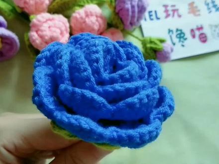 轻风摇曳扶楼台 蓝色妖姬随风摆 千言花语万种情 君爱妖姬递情来#蓝色妖姬 #玫瑰花钩织教程 #爱生活爱编织 #手工diy #手艺人 #玩毛线 #手工毛线编织 #手工钩针编织