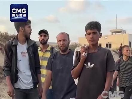 加沙男孩哭喊难道只能吃沙子活着吗(来源:CMG国际时讯)