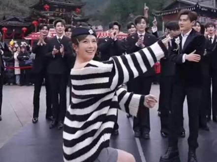 这背影转身回眸舞也太惊艳了吧!爱了爱了😍😍😍@瑶瑶小撑腰☀️ #龙浩天 #直播录屏分享