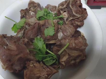 今天,孩子爸下厨做地道的清炖羊脊骨,味道特别正宗好,观看收藏