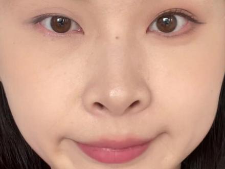 虽然现在很流行上挑眼线,but俺不想要眼睛再飞啦,因为我颧骨高,再搭配上吊梢眼,看起来有点刻薄哈哈哈哈。有同样困扰的姐妹可以参考一下。另外,如果是下垂眼,可以把今天的重点反向操作,也可以改善一些。#普通人化妆 #新手眼线教程 #新手化妆教程 #眼型调整 #眼妆