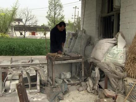 牛骨制作麻将,接地气的骨雕艺术,大家爱玩 #纪录片 #麻将 #传统手艺 #dou来安利纪录片 #手艺 #骨雕