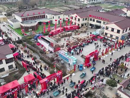 1500户家家有!“大强子”送的年货直达宿迁光明村!
1月29日上午10点,2026年京东“我给老家送年货”活动在宿迁市宿豫区来龙镇光明村启幕。现场年货堆成“小山”,从米面油、洋河海7到AI手机、微波炉,好物满满。活动覆盖全村1500户,发放持续至本月30日,这份源自家乡企业家的暖心馈赠,盛满了乡亲们的新年幸福感。
视频:民生新闻部(邵严严 李宇 蔡依瑾 欧怡娜)