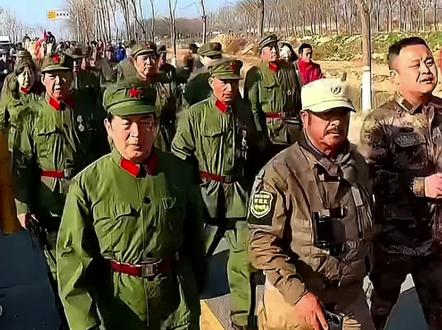 清晨的陕西大地还沾着露水,几十位参战老兵已提前等候在路边。他们身着旧军装,精神抖擞地唱着军歌,歌声穿透薄雾,传向远方。
当东天山的驼队终于出现在视野中时,老兵们立刻列队整齐。为首的老兵向驼队队长蒋晓亮敬礼报告:“老战友,我们等你们很久了!”蒋晓亮热情回应:“欢迎入队!”话音未落,老兵们便争先恐后地走到驼队前方,仿佛回到了当年并肩作战的时光。