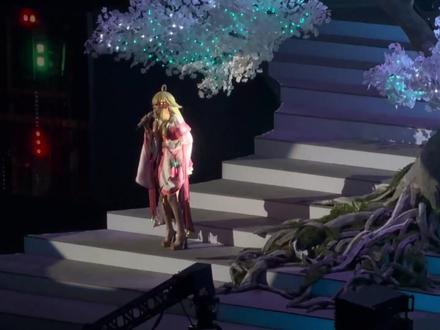 喻言cos了涂山红红!可恶 怎么在我去厕所路上就出来了 匆匆忙忙拿出手机举着在看台最后一排 又糊又抖😭来不及好好拍😭好远啊😭#喻言 #狐妖小红娘 #四川卫视花开天下