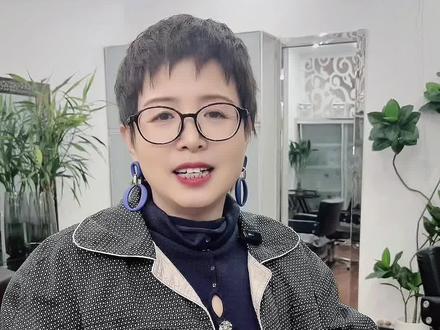 1988年的烫发,老式的。回忆我们的青春。当年我们的头发真多啊。
#老照片 #八十年代的回忆 #正定风景造型美发