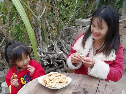 快过年了,今天给孩子做了一款猫耳朵小零食,孩子高兴一整天#美食推荐 #记录我的农村生活 #小零食 #猫耳朵 #宝妈