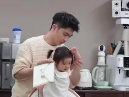 读书人妹妹👶🏻📖
中间乐悠想亲胡子那段真的笑不活
我也想把糯米团抱在怀里呜呜🥺
#爸爸当家 #爸爸当家亦安 #乐悠 #闫涵 #人类幼崽