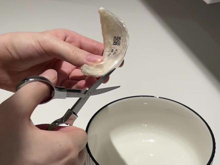 终于意识到怀孕吃燕窝滞后性的厉害了😰
.
我从怀孕到宝宝出生,一共吃了一斤的燕窝,因为自己亲身感受到了燕窝带来的好处,所以即使我生完孩子也在坚持吃,没有落下~我孕期是一次吃2-3克,每天一次,现在日常吃也是一次2-3克,一周吃三次。我看有些姐妹一次吃一盏,说实话真的没有必要,吃太多了身体吸收不了也浪费钱。
.
我妈说我燕窝没白吃,我闺女比我小时候白多了,说实在的生娃之前,我没想过我闺女皮肤会这么好,而且现在快一岁了也没生什么病,除了湿疹。
.
而且我怀孕以后状态一直很好,没有孕吐,超级能吃肉水果没断过,水果每天能吃一斤多,血糖也正常,每天走一万步左右,没有腰痛耻骨痛尾骨痛这些,生产前一周依旧每天溜达两个小时,生的当天上午还在上班,也没有妊娠w,产检一路绿灯,顺产无侧切 。
•
🌟分享一下我自己吃燕窝的经验:
1.我现在喝的是印尼溯源码平盏,有的时候也会吃一些燕条,基本上都是在线上买,主打一个性价比,实体店我感觉太贵了,溢价问题挺严重的,品质也没见有多好。
2.一般买都是干挑的,湿挑的之前也买过不少,基本都是踩坑,所以现在我看见都是绕道走。
3.另外就是不要买疏盏,不仅没效果,可能还会喝出问题来,别问我怎么知道,火气太大!!
4.不要图省事选择鲜炖了,价格高,关键是原料不确定,用边角料还是好的,万一加点琼脂这些增稠剂,后悔都来不及。
5.好燕窝的特点:ciaq溯源码,平盏,密盏,干燕窝,米白色,透光性强。
#燕窝 #燕窝推荐#孕期燕窝 #溯源码燕窝