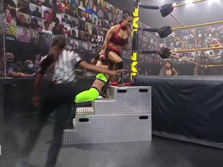 李霞师父让李霞废了对手,太恐怖了,#wwe #拳击 #格斗