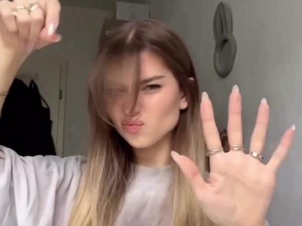 五款露出额头好看的发型,姐妹们有需要可以收藏起来哦。
#maniandmae #maniandmae发片 #头发就得这样搞