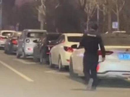 深夜拉车门,带来的是满满安全感。#警察