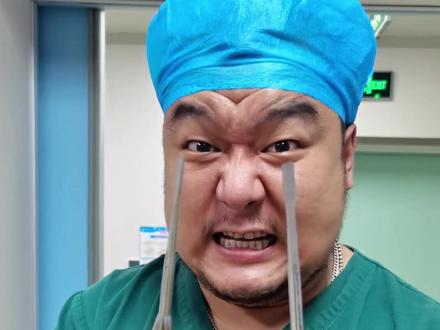 #育儿 小朋友不掏耳朵不可以,但是过早没必要,还有可能会损伤耳道,两岁以后再掏吧。#萌娃克星二蛋叔叔