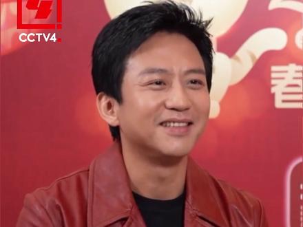邓超表示将与李宇春、易烊千玺同台合作,从他们身上学到很多,他透露,易烊千玺春晚彩排间隙还在看书,“德才兼备的好孩子”#一年一度致春晚