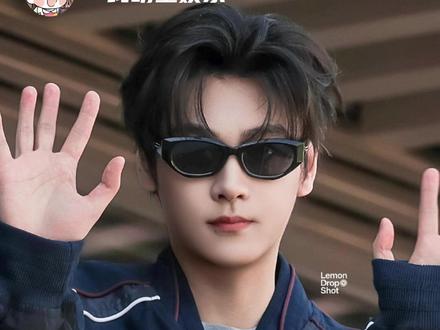 F1活动上的田栩宁也太帅了!应援排面也是绝了!#田栩宁 #赛车 #F1 #应援 #颜值