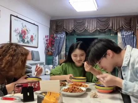 故意在妈妈面前喊她小名,妈妈瞬间暴起,网友:一个个都是狠人! #家庭日常 #喊妈妈小名