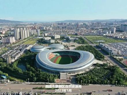 麒麟区国土空间总体规划2021-2035年草案公示,衔接落实曲靖市国土空间总体规划,确定麒麟区中心城区范围东至曲靖东过境高速、西至与马龙交界的行政区划界线与宣曲高速、南至杭瑞高速与温茨公路、北至与沾益交界的行政区划界线,总面积362.11平方公里。主动融入曲靖市“一主一副、多点支撑、四廊联动”的区域发展新格局,提升中心城市核心区辐射力,建立健全区域协调发展新机制。坚持“产业转型发展示范区、省域副中心城市核心区、商贸服务业集聚区”发展定位;综合部署城乡发展空间,构建“一主一副、两带多组团”的城乡空间格局;中心城区规划构建极核发展的“五区六心”空间格局。
