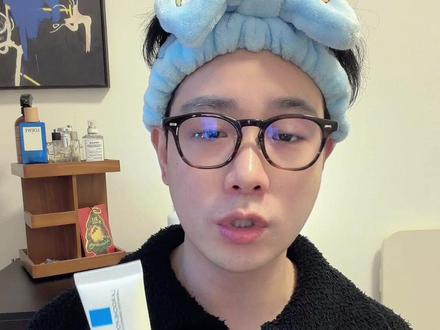理肤泉B5面霜的正确用法:
网上一堆随手PO博主无脑夸,再说一遍不适合痘肌,不但对痘没效果,高油脂高封闭型的膏体用了大概率还得爆痘!!
1️⃣乳化薄涂(这个方法不用洗,适合干敏皮)
皮肤特别干燥,或者过敏泛红不适需要油脂进行封闭修护的状态下,适量面霜在手心乳化按压在脸上,精简护肤不需要搭配别的产品,干皮可以过夜。
2️⃣短时间厚敷(皮肤泛红干燥、晒后修护)
这个方法适用于大部分肤质(痘肌除外),厚敷10-15分钟之后用温热的洗脸巾擦拭干净,脸上有轻微残留没关系,按摩吸收就行了,这时候不会特别油腻闷脸,因为属于急救用法,我也不建议二次清洁,以免刺激皮肤屏障。
3️⃣红痘印
局部点涂在红痘印位置,10分钟左右轻轻擦拭掉,根据皮肤状态选择是否清洁,干皮不需要,油皮建议二次清洁一下,之后可以涂传明酸、壬二酸之类的成分,帮助红痘印更快消退。
4️⃣关节干燥
手、关节等容易干燥的部位,可以适当厚涂之后用保鲜膜包住,之后按摩吸收就行,它比大部分护手霜和身体乳都要更滋润,缓解干燥效果明显。
#理肤泉b5修复霜 #真实生活分享计划 #祛痘 #祛痘印