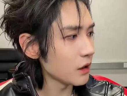 #汪铎快被别人发现吧 #演技派 没有人可以随随便便成功,一个小小的细节,都是铎哥翻阅大量资料书籍研究出来的结果,他对表演的专注、严谨、敬畏以及不断要求自己提升的敬业精神值得我们学习❤️