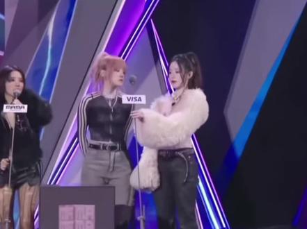 雨琦和idle真的在力所能及的帮助香港
但舞台因为今年只回归了一次
原定曲目为goodthing
时间太短根本没办法换
而且是韩国的舞台 也不可能唱日专
mama舞台雨琦全中文发言声音带着哽咽
一身黑 佩戴了象征哀悼的黑色蝴蝶结
唱歌时也一直避开goodthing
舞蹈动作原本的大拇指也改成了握拳
几乎是只跳不唱
还呼吁大家有能力的向香港火灾受难者伸出援手
同时idle全员舞台上也一直表情严肃
刷也几乎是只跳不唱
两位绿卡都从头到尾没唱goodthing都是放垫音
成员们都表示哀悼
都身着黑白的衣服
要了解idle的都知道她们舞台都是全开麦
而这次开了很大垫音
香港火灾离mama舞台只隔了一天
像这种年末舞台是很早就开始准备了
舞台设计 伴舞 道具 舞蹈 一时很难改过来
而且goodthing这首歌(个人观点)
在我看来也是一种美好的愿望
希望受难人民都能恢复
希望以后不会再发生
总之idle和全国人民一样都悼念着受难人民
我们都在力所能及的帮助着他们
#香港火灾#火灾救援#mama年末舞台#idle#宋雨琦