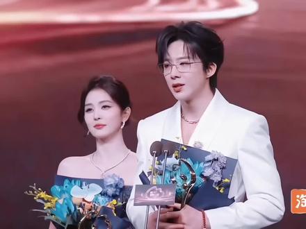 内娱同桌 刘宇宁 白鹿顶峰相见#刘宇宁#白鹿#微博之夜