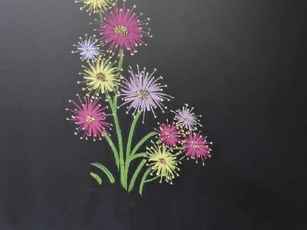 最近画的花稍微有点花#萌知计划 #粉笔画 #黑板画 @DOU+小助手