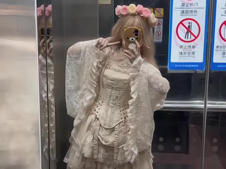 148cm穿Lolita:听说灯影一批出货了
忘了之前第几团买的了,版型确实可以,但穿着度有点低,前短后长的设计,前裙长应该是43厘米左右,有短裙撑的姐妹叠加在里面应该会更有好看。
#小个子穿搭 #148小个子 #焦糖古董 #焦糖古董灯影 #吃我一波lolita安利