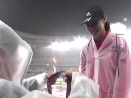 跨越62年的传承!归化选手郑妮娜力夺冠,和首届全运会冠军的外公一起领奖