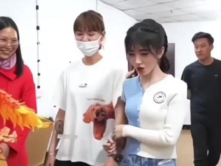 眼睛瞎在手机上@鞠婧祎 #鞠婧祎#抽象#高歌