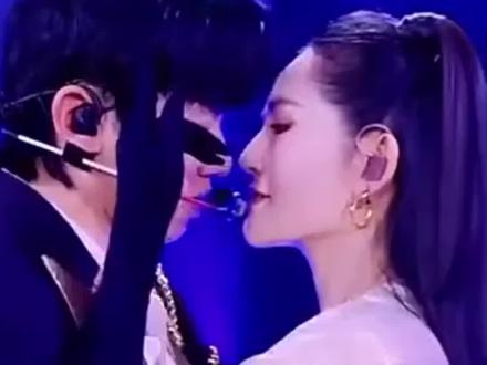 张杰邀请谢娜共舞,甜蜜瞬间捕捉!💖✨