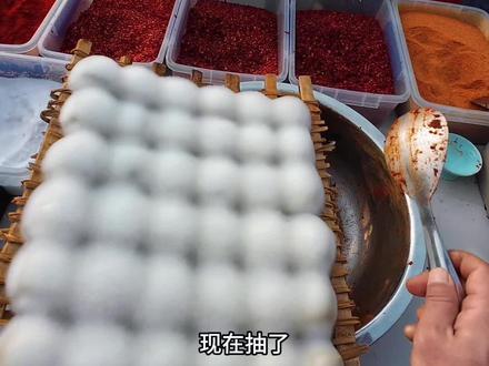 #霉豆腐的风吹到了粘土界 哇这个大姐一次要了两瓶满满的辣椒🌶️#韩国首尔街头 #停不下来的中国美食