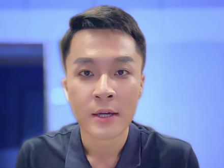 微信强制更新!朋友圈变"相册",150万人要求改回去!
微信8.12.0版本强制推送,朋友圈UI大改!
文字被强行移到图片上面
长图预览比例取消,信息流碎成渣
还有那个"相册式缩放"——隐私直接暴露!
微博150万人投票:要求改回原版!
官方客服回复:"建议适应"
网友怒怼:这叫爹味式升级!
你的朋友圈还好吗?
#微信更新 #朋友圈改版 #微信8.12 #用户体验 #产品经理