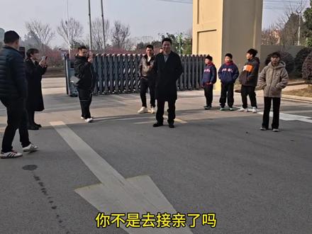 大家一直关心的聂维定婚礼,终于在大家的关注下圆满举行啦。原来真的有公司发对象,从认识到确认关系,最后连婚礼公司都包了…不得不说老板和老板娘真的绝绝子!!!不用羡慕,你来上班你也有这么好的工作氛围,嘻嘻
#婚礼 #不一样的老板 #阳光8点 #工作娱乐两不误
#神仙公司
@阳光8点袁班长 @阳光8点唐同学 @阳光8点反骨仔