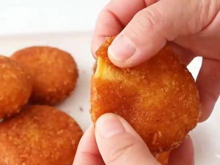 免揉,无需酵母和水的南瓜派!做法非常简单! 外酥里软一吃就会上瘾 !#美食教程 #南瓜饼 #自制零食 @抖音小助手