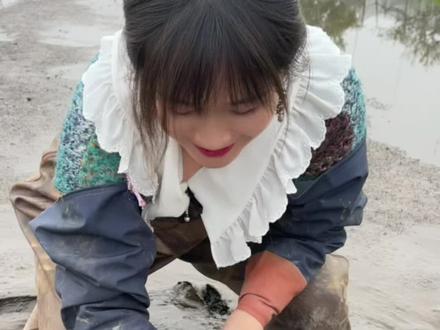 #三农 #乡村生活vlog #户外捕鱼 #甲鱼 需要按照脚印来,寻找很好找的,你们也可以去试试哦。