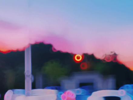 京圈格格粤语不灵光却在二十二岁那年嫁了个港城太子爷。
港城人尽皆知,谢家太子爷自幼国外长大,养的金樽玉贵,能说五国语言,各个溜到飞起。
那年,太子爷返港承家业,做为名流之首,顶级资本。圈子里不知道多少人都想搭上这根高枝,一场接风宴,硬生生成了各家为他办的选妃宴。
不曾想那夜,向来低调的谢公子,却高调宣布已婚。自家夫人是个北京妞。
后有人起底,那姑娘不过是是京圈豪门不受宠的私生女,却生的清媚精致,狐媚的紧。
一时间港圈传闻四起,说那个京城姑娘不过凭脸上位。
无人知的是,那年小姑娘为了逃过某人的强取豪夺,本打算从北京跑去了巴黎,途中却被本该身份在香港的某人截停,
那天,看着那位爷的清冷样,她深吸几口气,强行让自己镇定下来,回头,笑容又假又尴尬:
“好巧哦,谢先生。”
她眨眨眼,往机舱前面看一眼,“你也去巴黎?”
谢某人侧眸,眼梢冷厉的压过来,薄唇扯了扯,似乎是很轻淡的笑了下,淡淡启唇,凌厉的视线从姜漫脸上扫过,一字一句淡淡开口,
“不巧,这家航空公司是我的。”
“…………”
草,一种疯狂的植物。
她强装镇定,裙子下的白皙小腿止不住的微微有些发颤。
太子爷瞥了她一眼,扯了扯唇,冷白修长的手指缓慢的扯了下衬衫上系着的那条暗红色领结,稍用力把领结扯下来。
面不改色,声音淡淡开口:“过来。”
她犹豫了一秒,起身,强装冷静的走了过去。
他靠着机舱椅背,把领结放在手里把玩,骨节分明的手指被红绳缠绕着,看起来像是被禁锢一样,禁忌的美感交叠着。
她视线不受控制的落在上面,感觉到心跳越来越快。
“站着做什么?”
他抬眸看她,看见她那副表情,似笑非笑开口:“怎么哄我,还要我教?”
小姑娘微怔,被他这句话说的有些懵。
怎么哄他?
——————-
后来,一条视频爆红全网,视频是很久之前谢先生豪掷千金买下一座岛,有记者在询问他为什么突然买岛。镜头前的男人眉眼疏懒冷倦,像是在看镜头,又是在想谁,面对记者的问题,他只淡淡吐出两个字。
“哄人。”