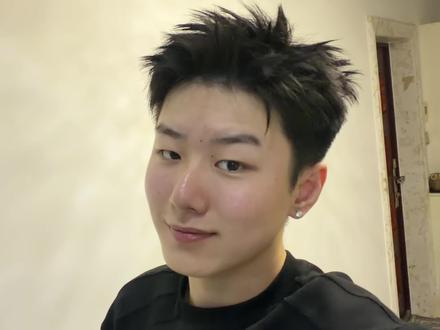 氛围感乱刺相对于前刺来说多了一些氛围感,看起来很随意,喜欢氛围感的跟这个视频全程跟练你一定能学会#发型 #乱刺 #爆改#变帅 #发型教程