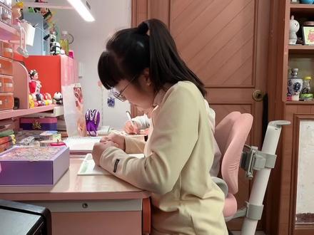 晴宝终于和姐姐见面了,两人一起偷偷点外卖,吃火鸡面被逮个正着