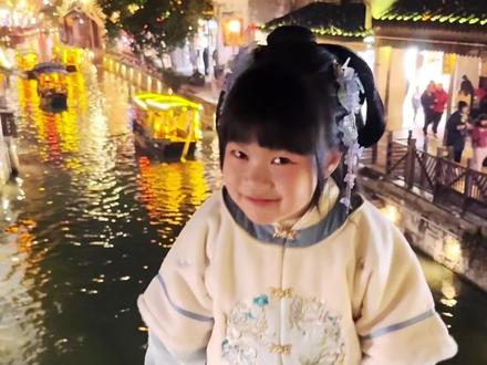 亲子旅行去江南,不去乌镇去南浔,萌娃揭秘教你一天该怎么玩! #这是属于春天的氛围感 #100个春日生活心愿 #南浔旅行攻略 #抖音精选
"用85元联票(提前买75元)+3元船票,带爸妈解锁江南富豪的隐秘生活!"
🏡住:南浔博阳开元名庭酒店
景区南门步行3分钟,推窗见画舫,汉服租赁160元/天,瞬间变身民国少爷小姐。
📜玩:联票5大宅院
① 小莲庄:百年紫藤缠绕十亩荷塘,带爸妈找刘家「借字造景」的藏头诗碑。
② 张石铭旧宅:法国舞厅的琉璃窗投下彩虹光斑,过河到南浔邮政局定制带全家福的邮票(10元)。
③ 刘氏梯号:红砖罗马柱走廊里,揭秘「四象八牛」丝商暗号,地下室藏着民国版密室逃脱!
④ 宜园:在假山洞喊话自带混响,九曲桥锦鲤会追着人影讨食。
⑤ 张静江故居:摸孙中山题匾,密室电报机让老爸秒变007特工!
🚤行:3元水上巴士
下午三点十字港码头登电瓶船,穿过12座古桥,看两岸人家在河埠头淘米浣衣。
🌙夜:摇橹船入画
18点广惠桥码头包船(一位40元),提灯夜航,灯笼倒影如金蛇游动。终点南浔印象餐厅,清蒸白水鱼+东坡肉,鲜得爸妈连鱼汤都拌饭!
🍜吃:10元封神小吃
「五福楼」双浇面爆鱼酥脆、「元泰酒店」卤猪蹄软糯脱骨,定胜糕记得掰半和爸妈分「好运」。
💡避坑指南
✔️联票比单买省40元,扫码即用
✔️百间楼晨雾(7点前)拍照自带仙气滤镜