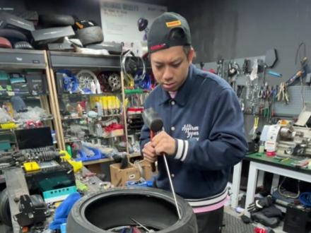 师傅在装车的时候不要打扰#挑战用挖耳勺拍出悬疑大片 #挖耳勺拍大片 #A立鸽 #小杨得亿