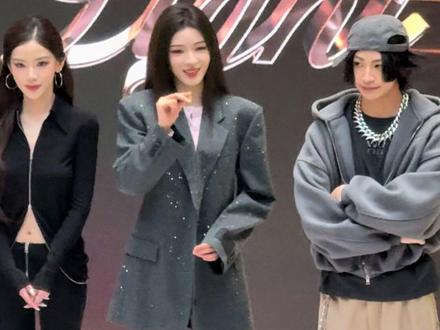 太美了,线下见面会小鬼王琳凯,张予曦,迅猛龙,帅的帅,萌的萌,美的真发光,怎么就有天生这么美的~
#张予曦 #小鬼王琳凯 #迅猛龙特蕾莎 #明星见面会 #明星现场