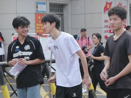 直击高考第一天!祝所有考生旗开得胜、金榜题名!
#高考加油 #高考今日开考 #直击全国高考 #今日高考