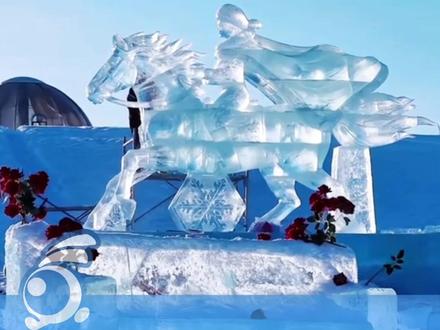 新疆昭苏打造冰雕致敬贺娇龙,复刻她白帽红衣、天马踏雪的经典模样,28朵冰冻娇龙月季围成爱心形状。